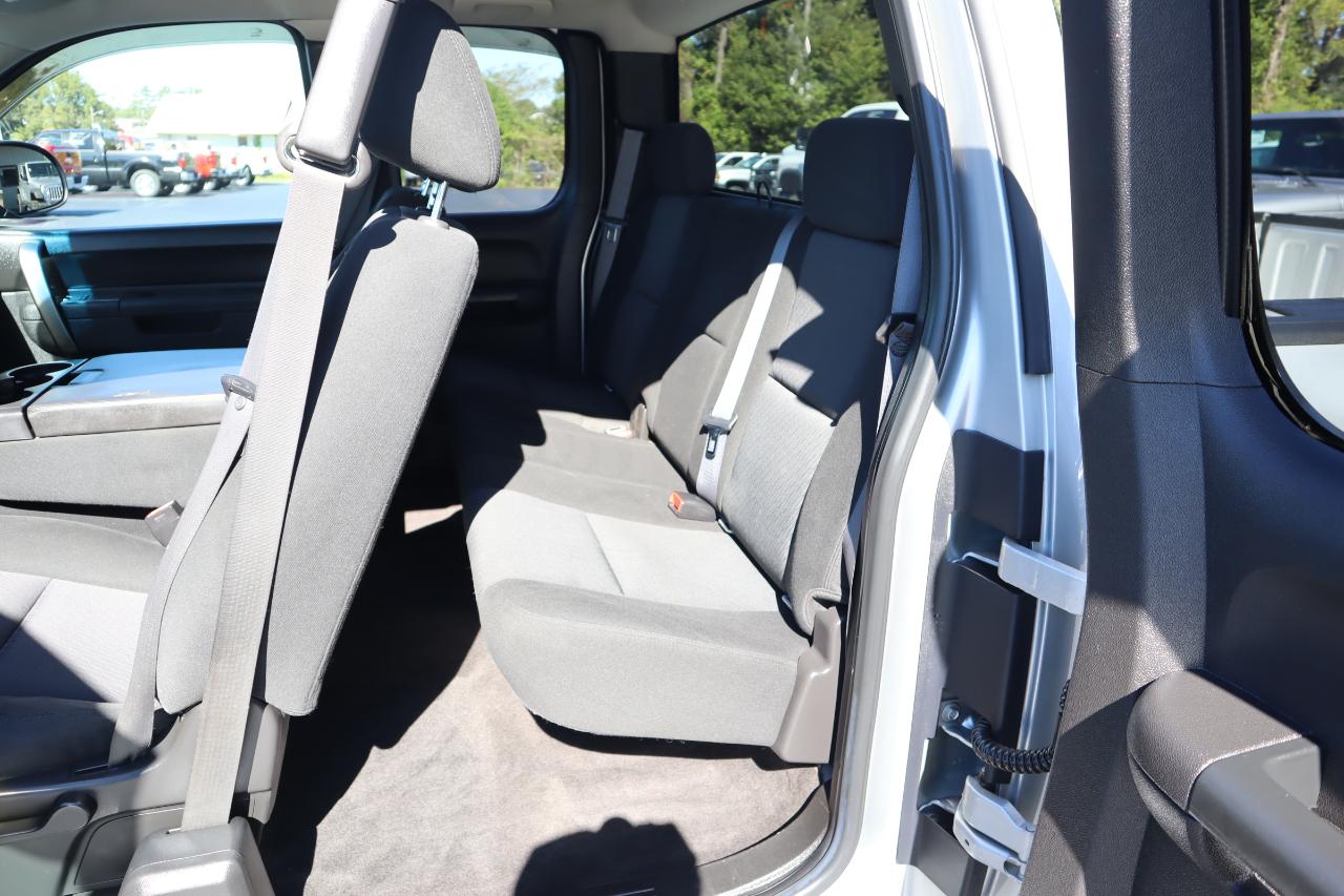 Chevrolet Silverado 1500 4WD Ext Cab 143.5" LT 2011