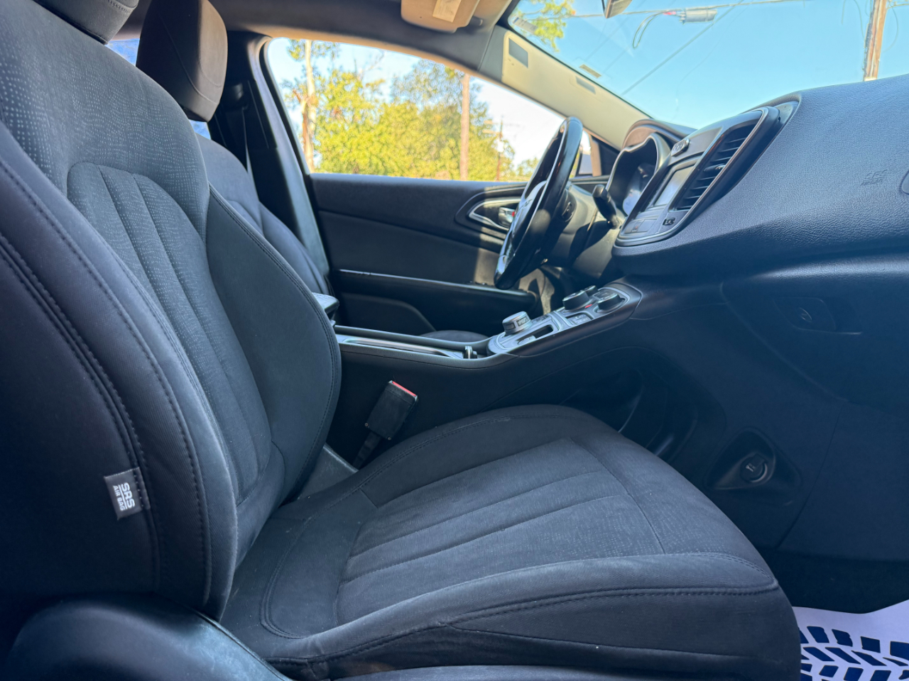 Chrysler 200 4dr Sdn Limited FWD 2015