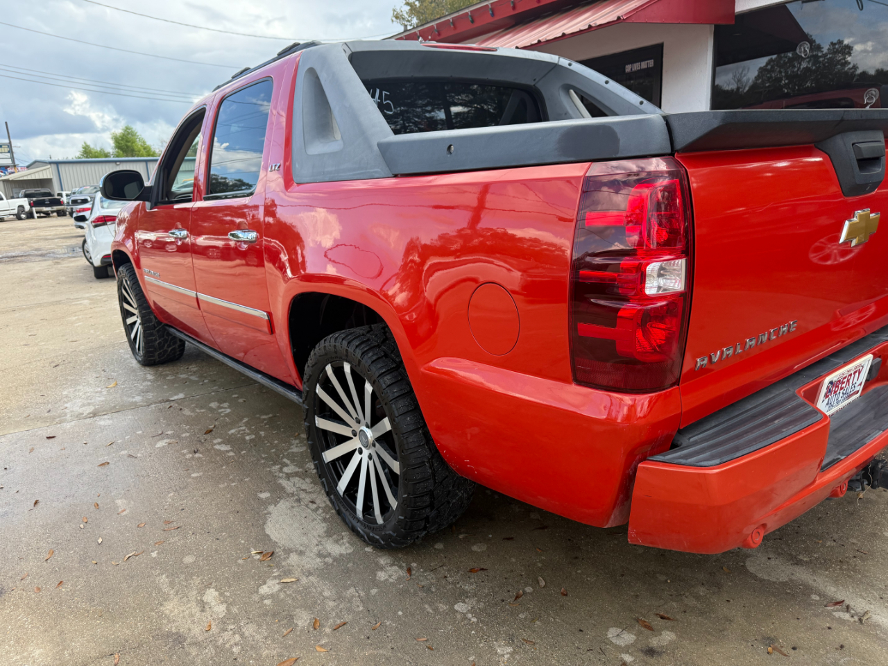 2011 Chevrolet Avalanche LTZ photo 3