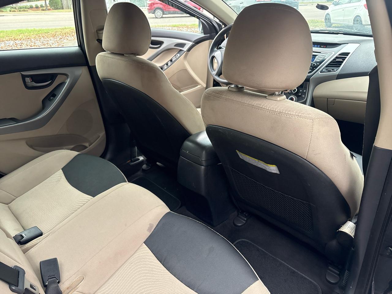 Hyundai Elantra SE 6AT 2016