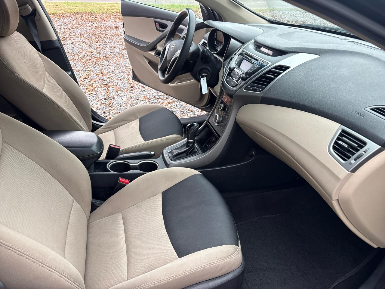 Hyundai Elantra SE 6AT 2016