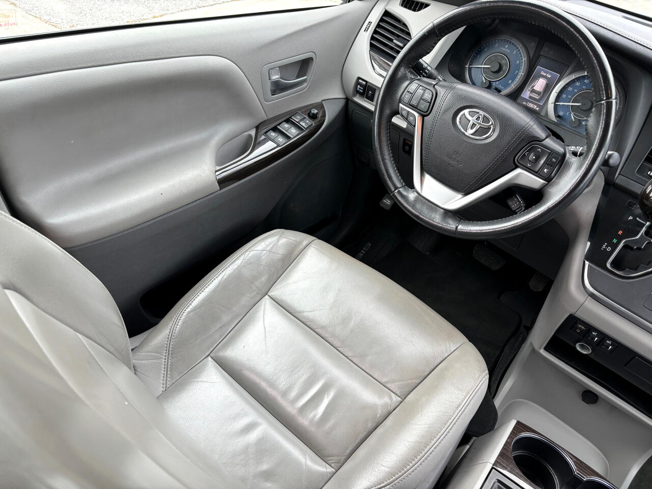 2017 Toyota Sienna XLE Auto Access Seat FWD 7-Passenger (Natl) 13