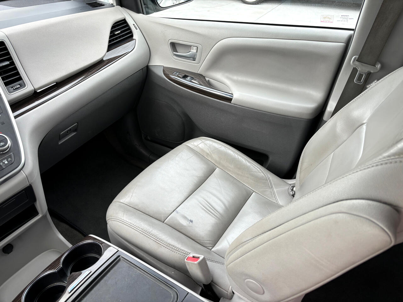 2017 Toyota Sienna XLE Auto Access Seat FWD 7-Passenger (Natl) 14