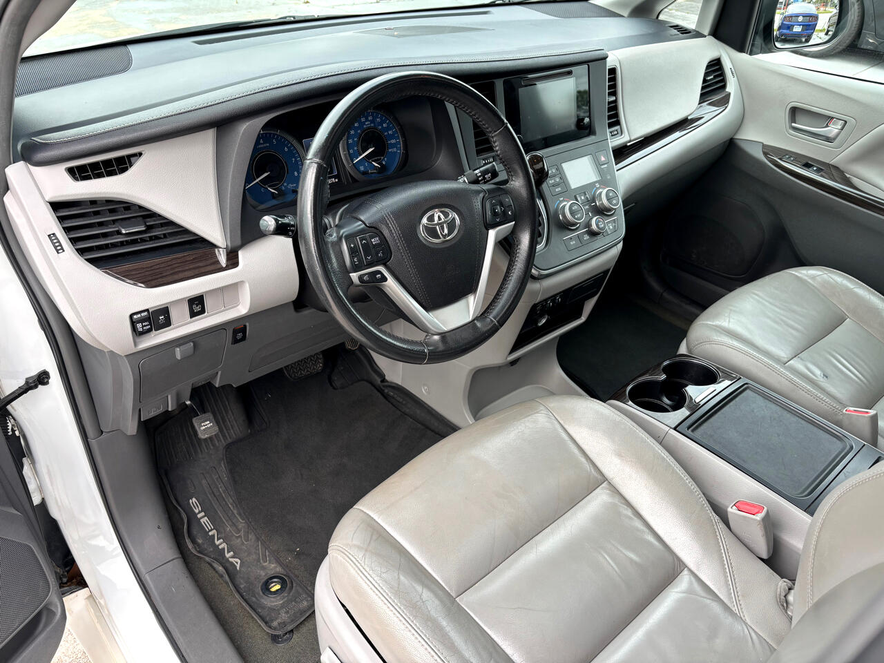 2017 Toyota Sienna XLE Auto Access Seat FWD 7-Passenger (Natl) 17
