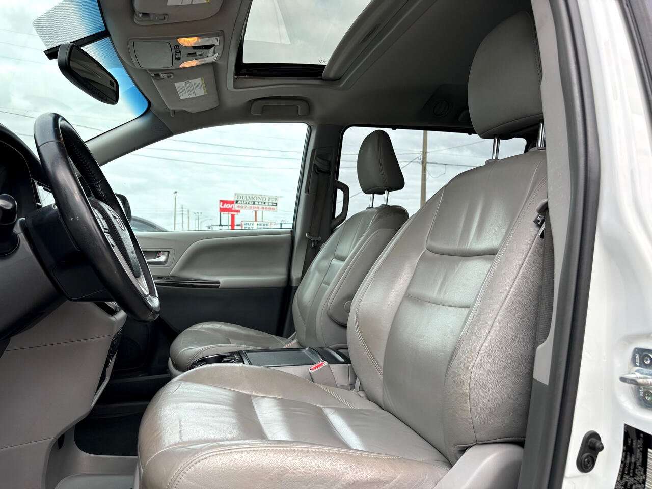 2017 Toyota Sienna XLE Auto Access Seat FWD 7-Passenger (Natl) 18
