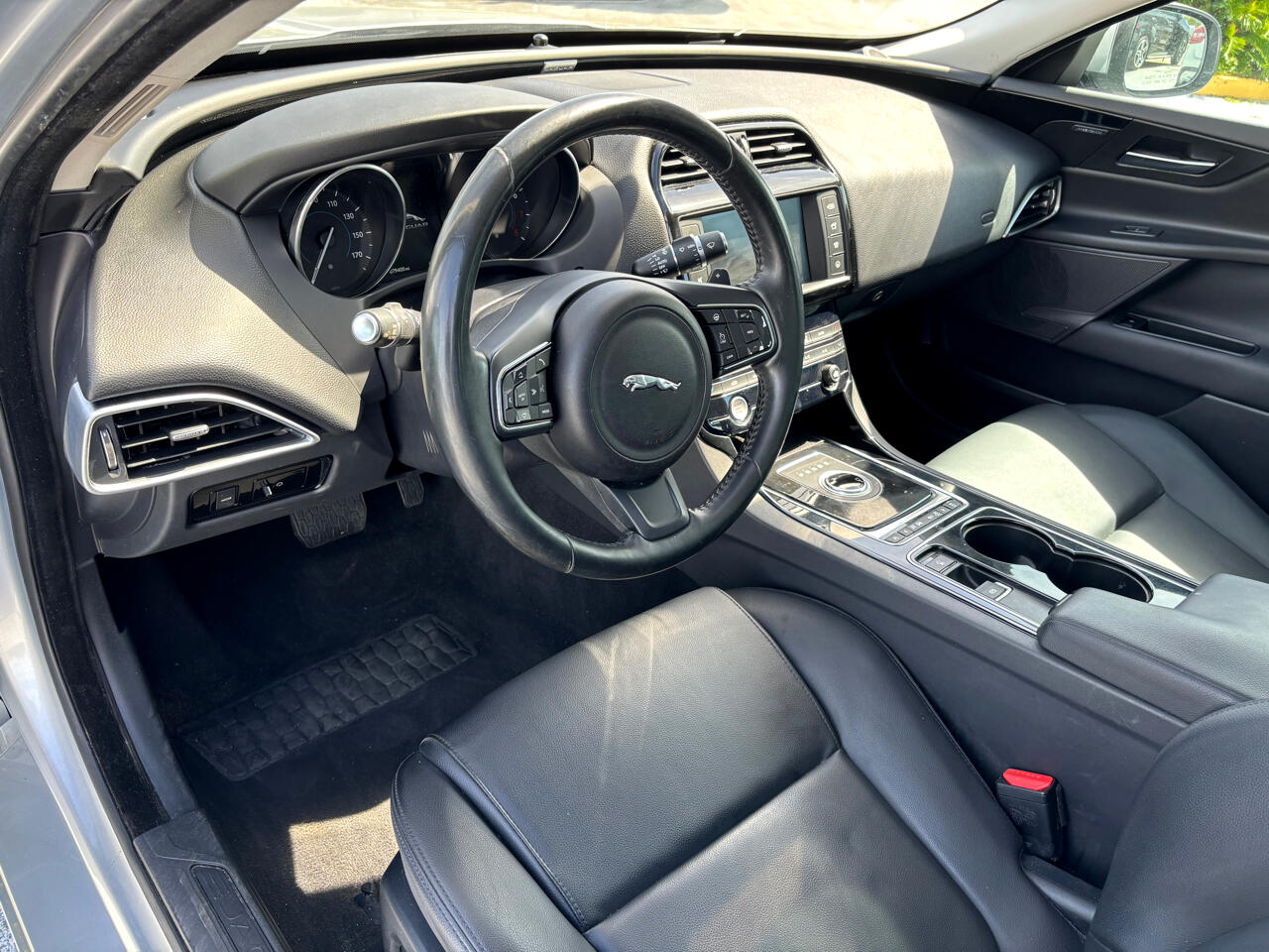 2017 Jaguar XE 25t Premium RWD 17