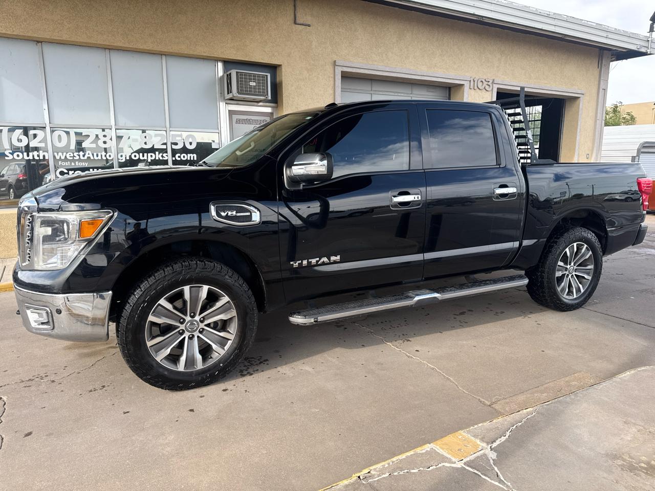 Nissan Titan Platinum Reserve Crew Cab 4WD 2017