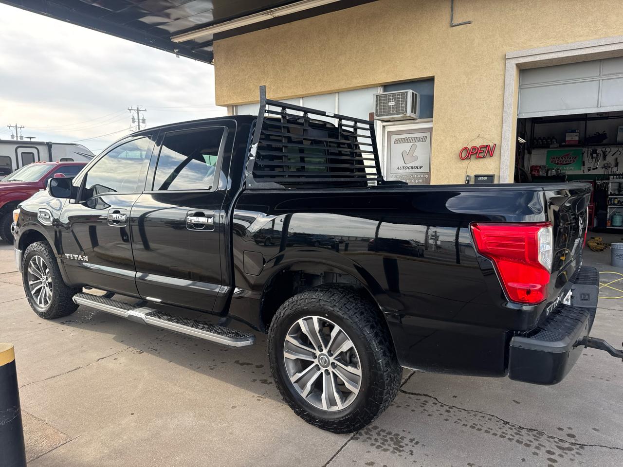 Nissan Titan Platinum Reserve Crew Cab 4WD 2017