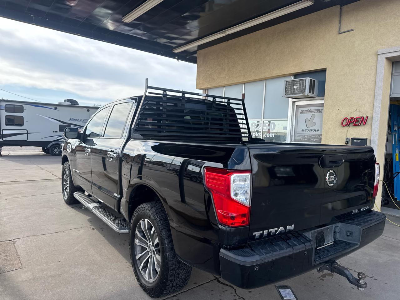 Nissan Titan Platinum Reserve Crew Cab 4WD 2017