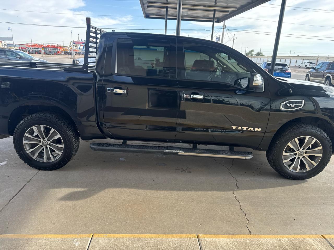Nissan Titan Platinum Reserve Crew Cab 4WD 2017