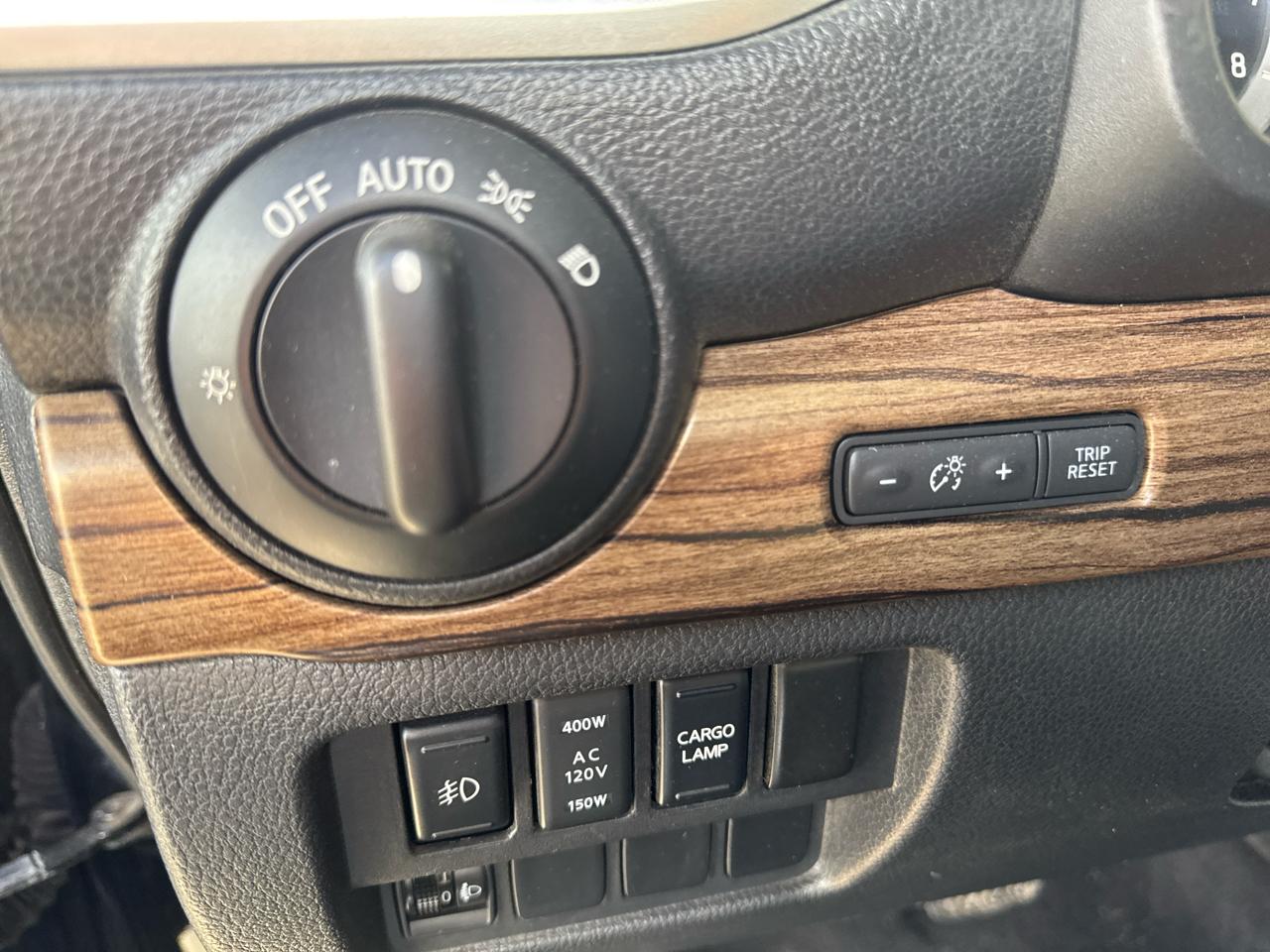 Nissan Titan Platinum Reserve Crew Cab 4WD 2017