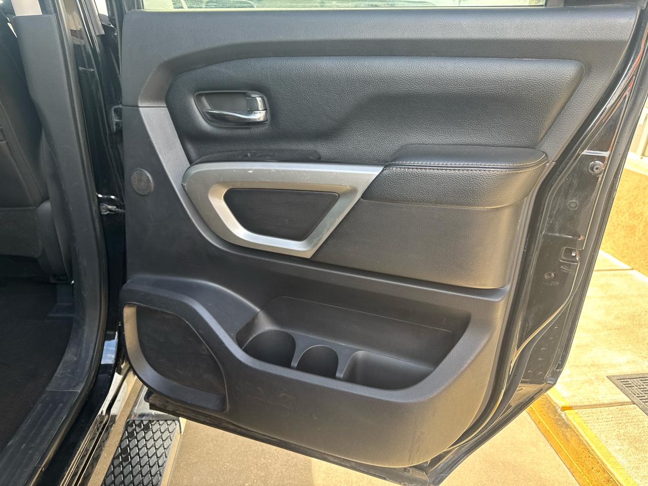 Nissan Titan Platinum Reserve Crew Cab 4WD 2017
