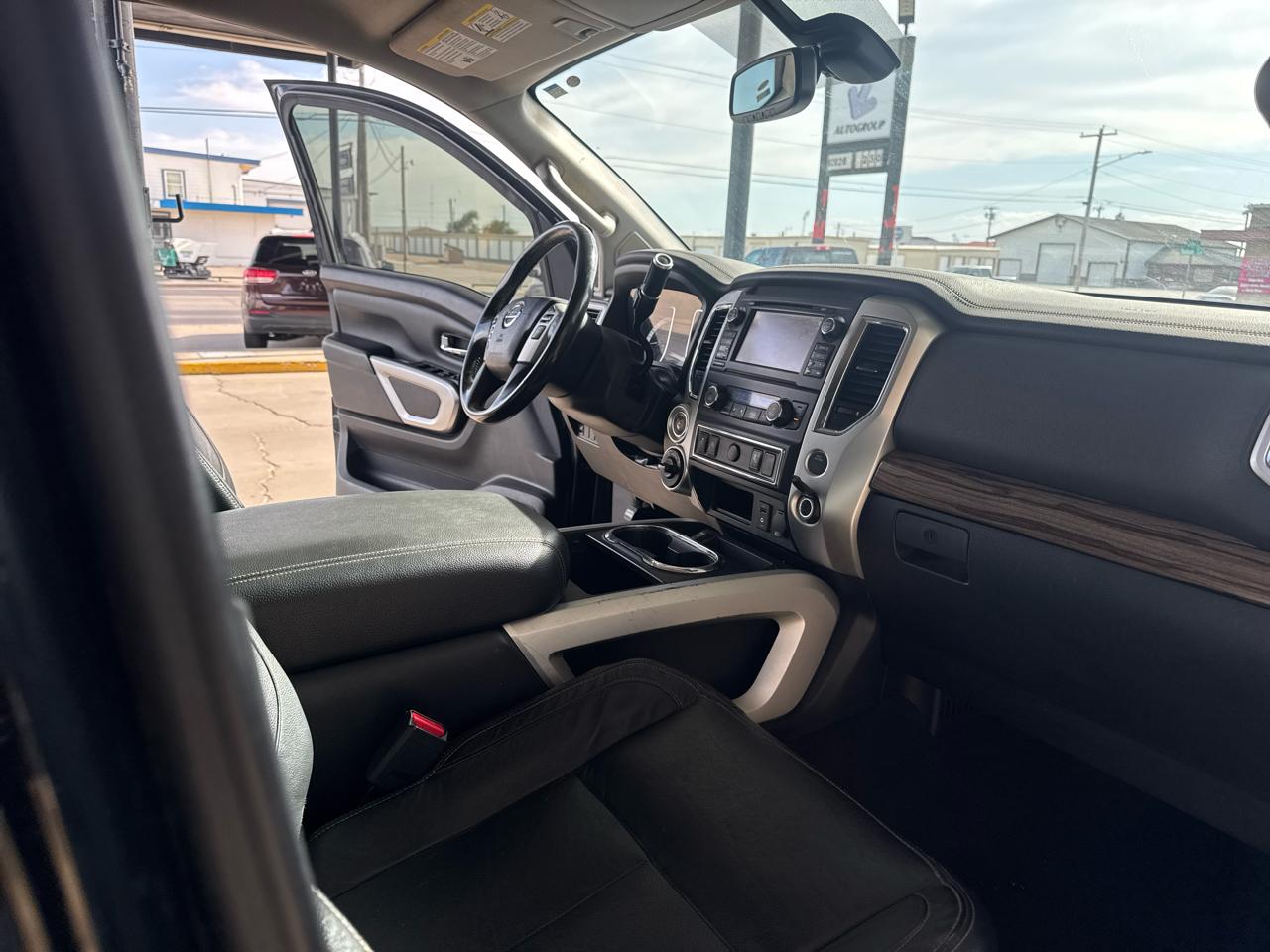Nissan Titan Platinum Reserve Crew Cab 4WD 2017