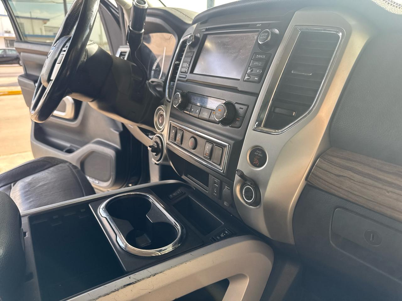 Nissan Titan Platinum Reserve Crew Cab 4WD 2017