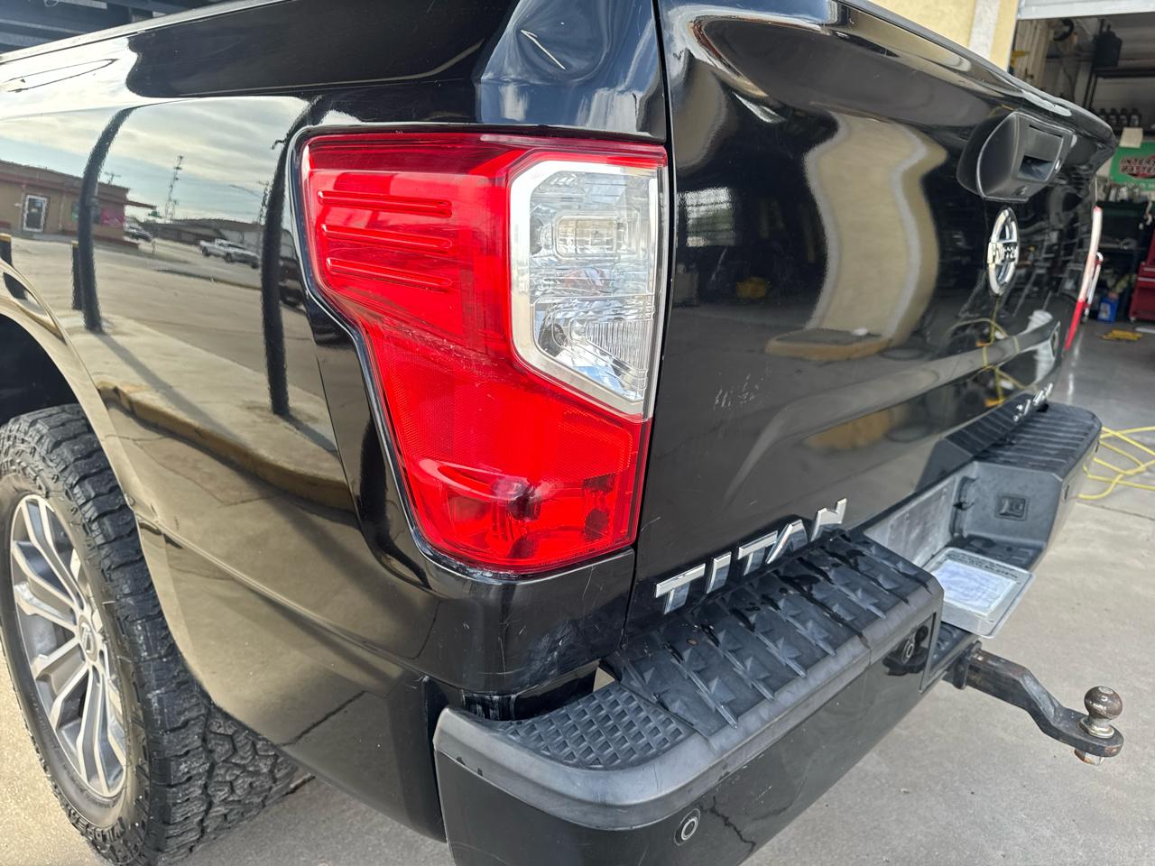Nissan Titan Platinum Reserve Crew Cab 4WD 2017