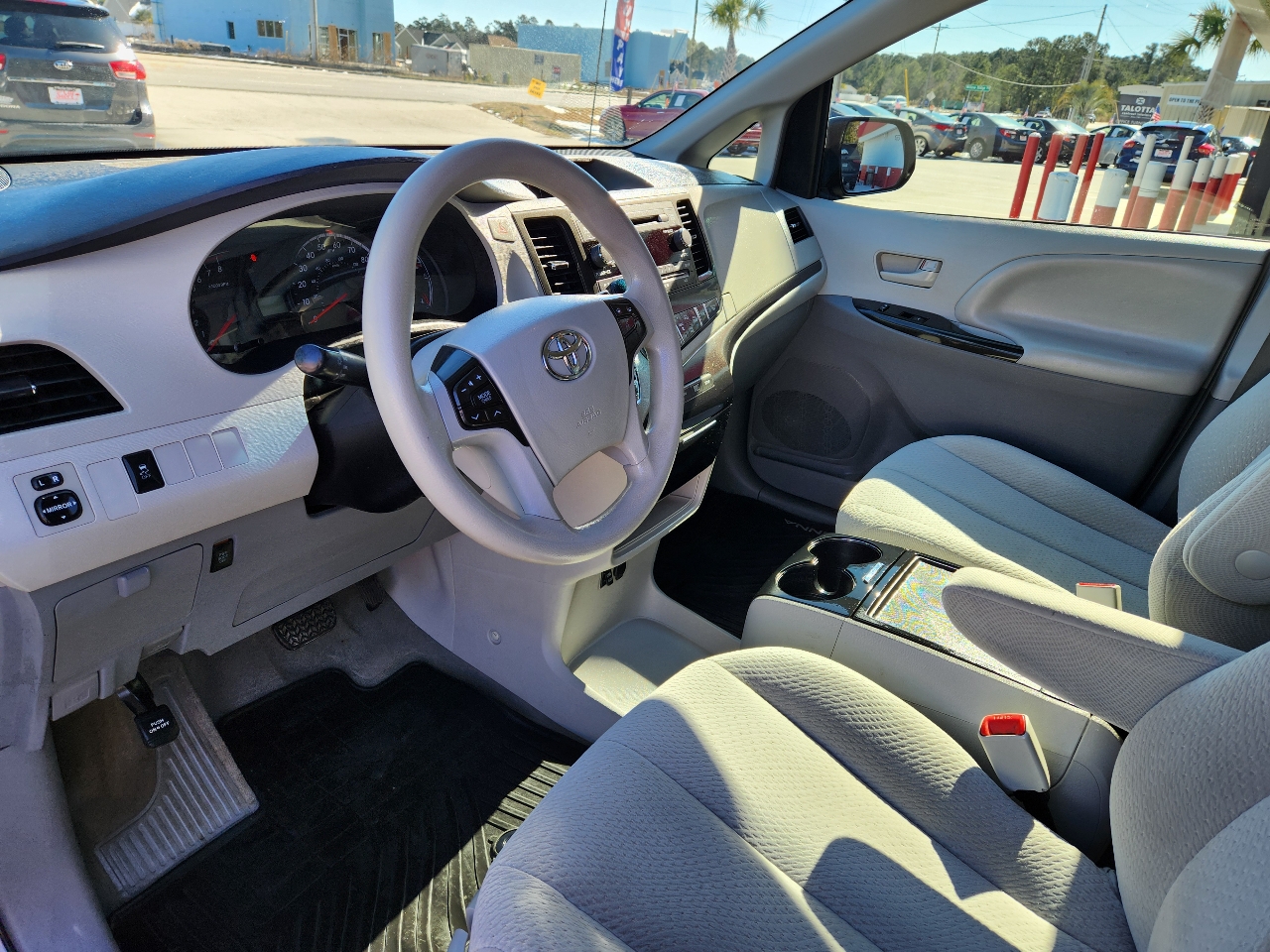 Toyota Sienna 5dr 7-Pass Van V6 LE AAS FWD (Natl) 2014