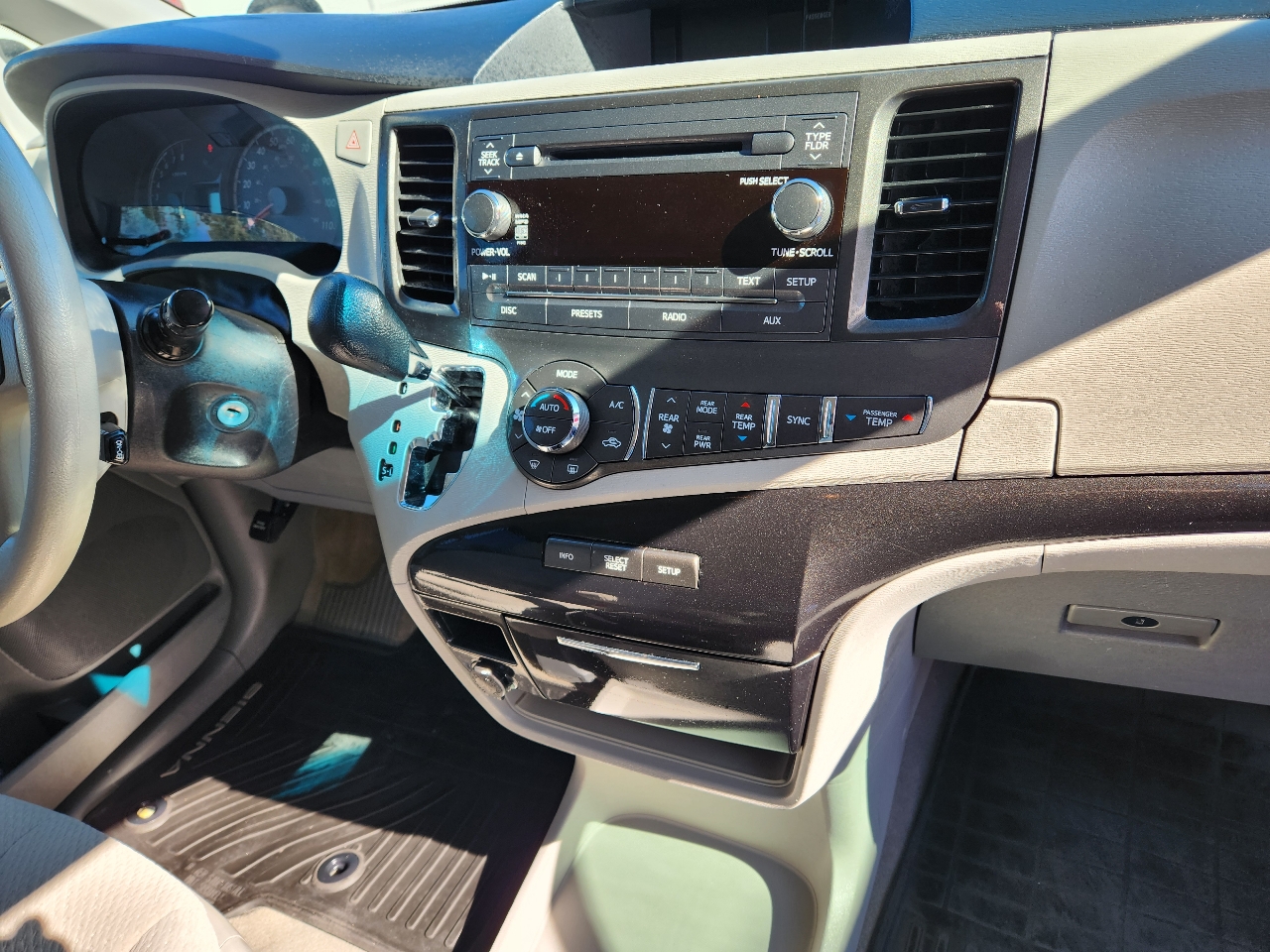 Toyota Sienna 5dr 7-Pass Van V6 LE AAS FWD (Natl) 2014