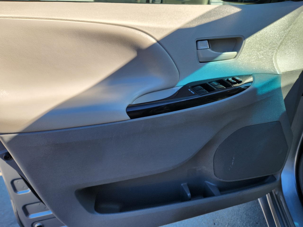 Toyota Sienna 5dr 7-Pass Van V6 LE AAS FWD (Natl) 2014