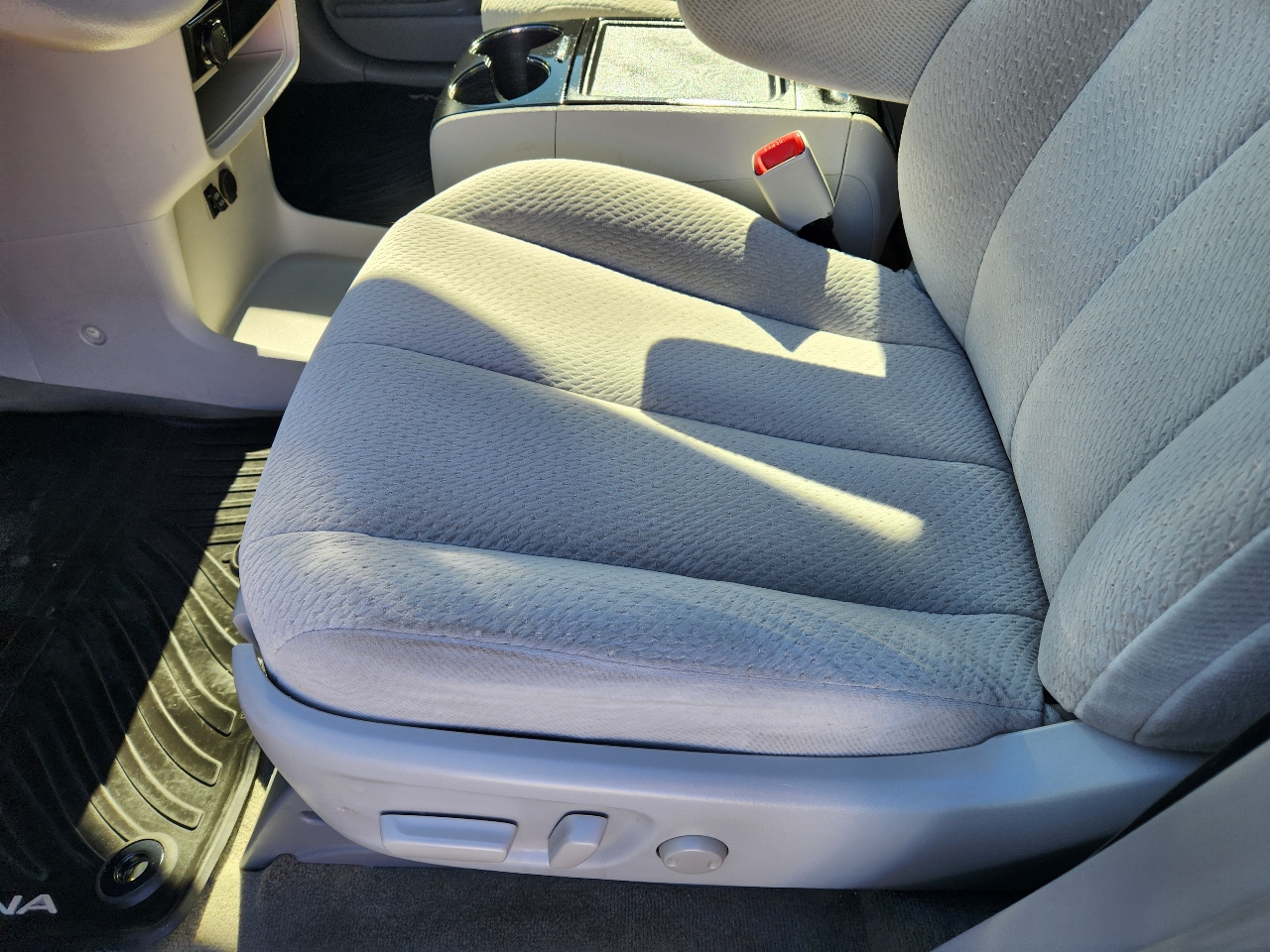 Toyota Sienna 5dr 7-Pass Van V6 LE AAS FWD (Natl) 2014