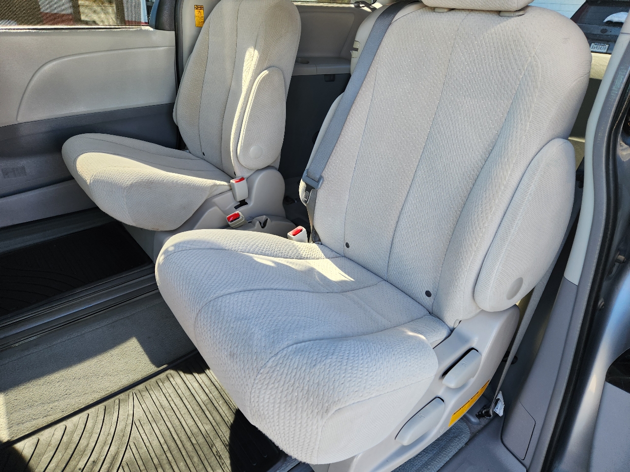 Toyota Sienna 5dr 7-Pass Van V6 LE AAS FWD (Natl) 2014