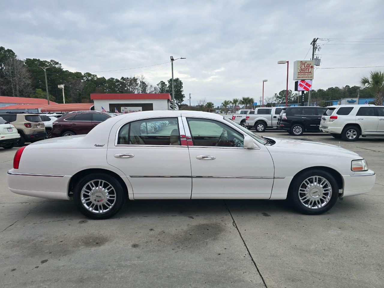 Lincoln Town Car 4dr Sdn Signature Limited 2010