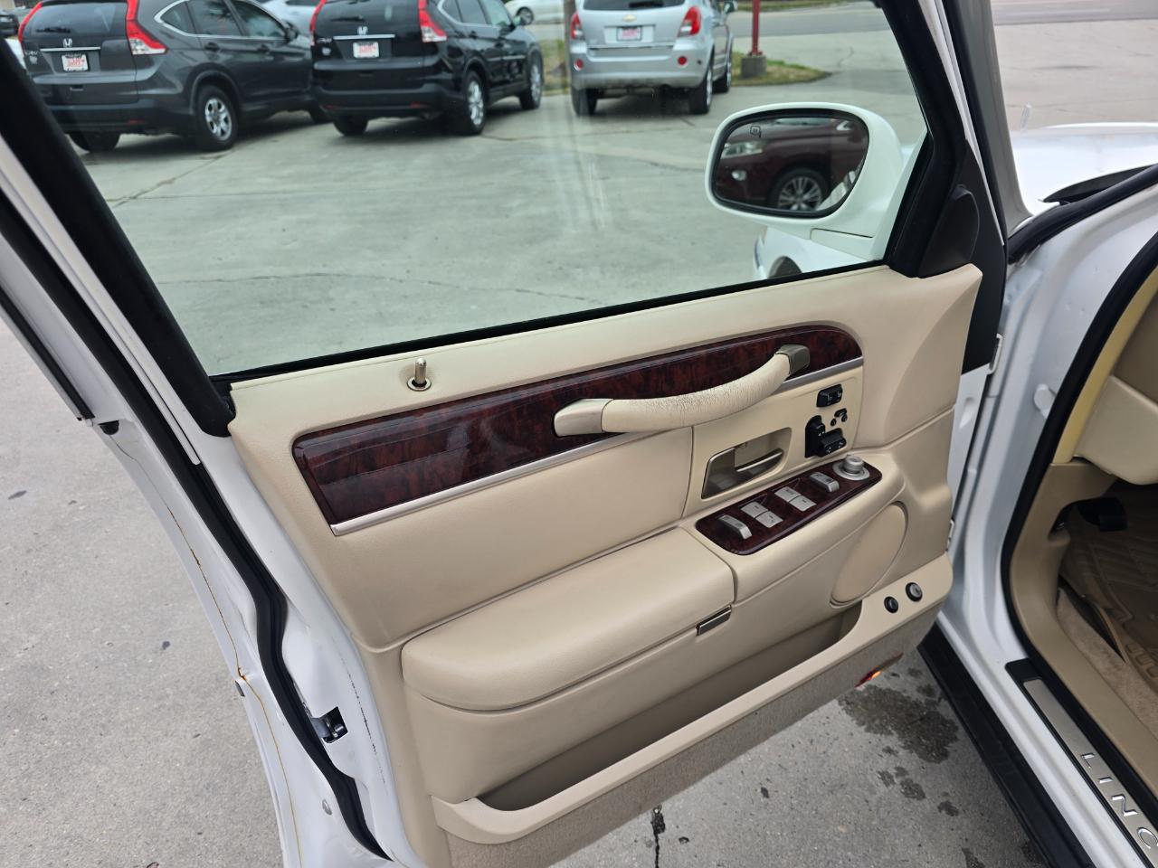 Lincoln Town Car 4dr Sdn Signature Limited 2010