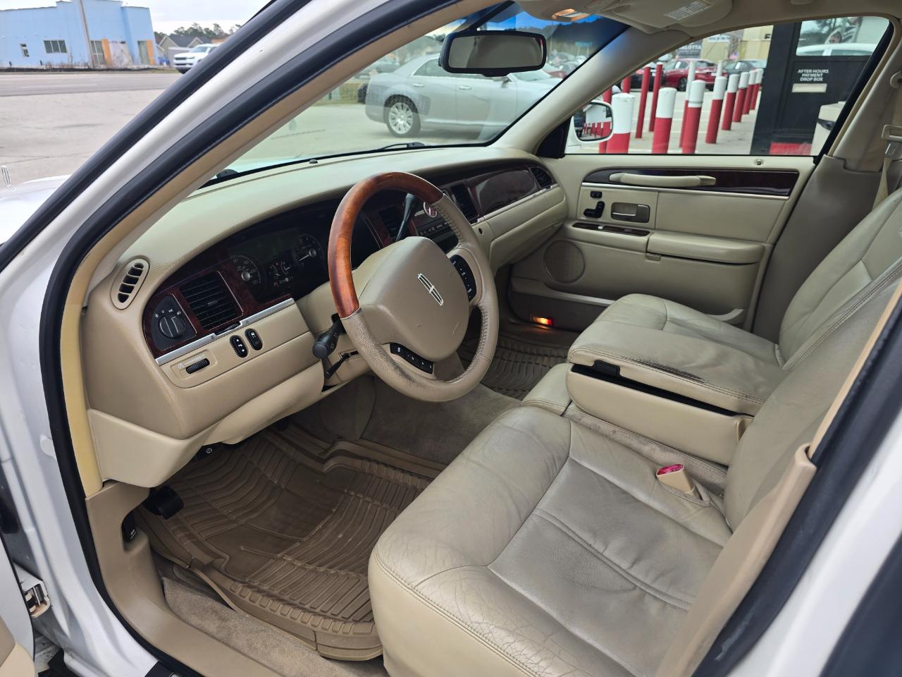 Lincoln Town Car 4dr Sdn Signature Limited 2010