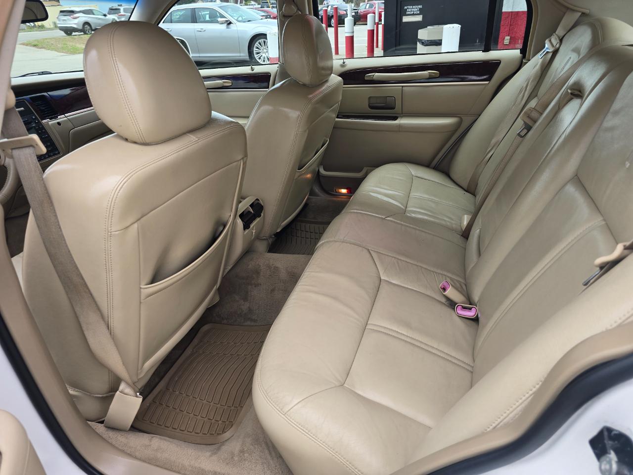 Lincoln Town Car 4dr Sdn Signature Limited 2010