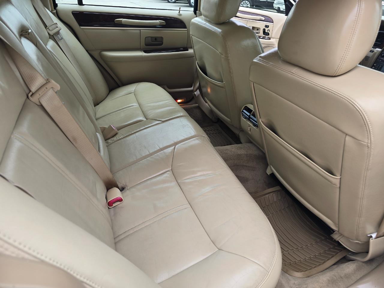 Lincoln Town Car 4dr Sdn Signature Limited 2010