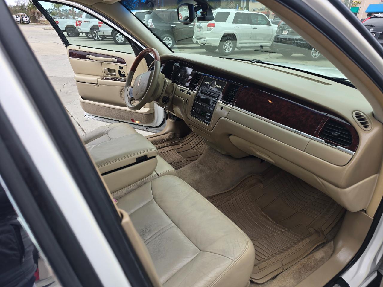 Lincoln Town Car 4dr Sdn Signature Limited 2010