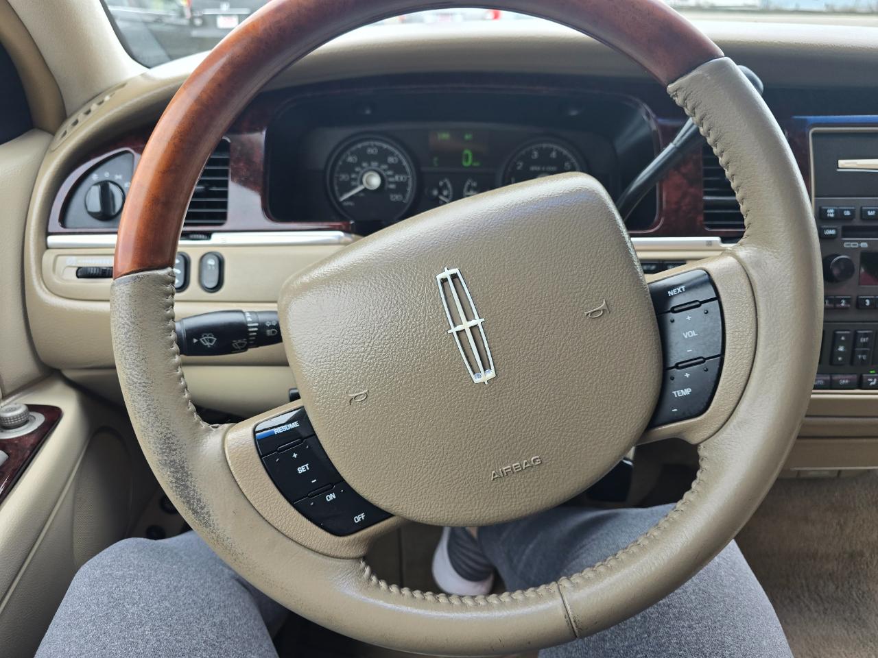 Lincoln Town Car 4dr Sdn Signature Limited 2010