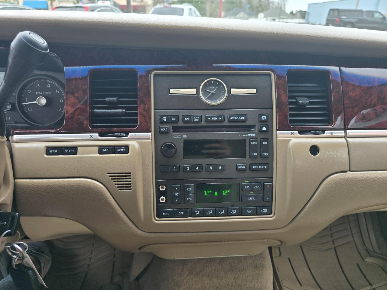 Lincoln Town Car 4dr Sdn Signature Limited 2010