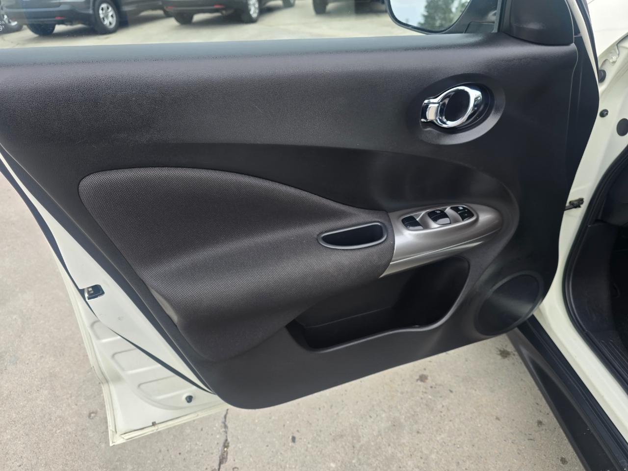 Nissan Juke 5dr Wgn CVT SV FWD 2012