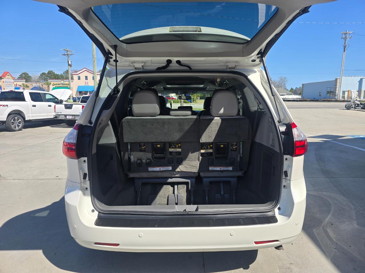 Toyota Sienna 5dr 8-Pass Van XLE FWD (Natl) 2016