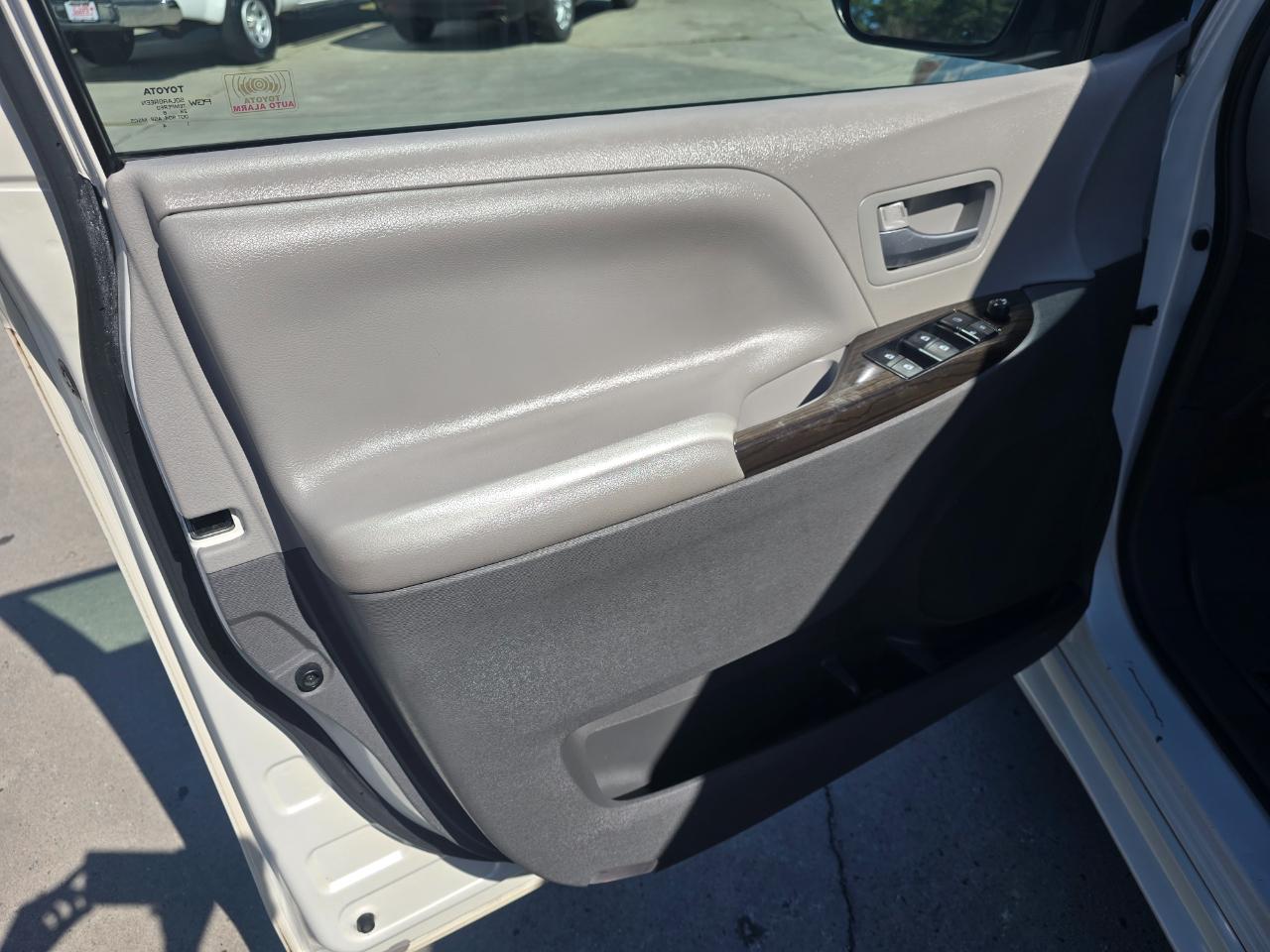 Toyota Sienna 5dr 8-Pass Van XLE FWD (Natl) 2016