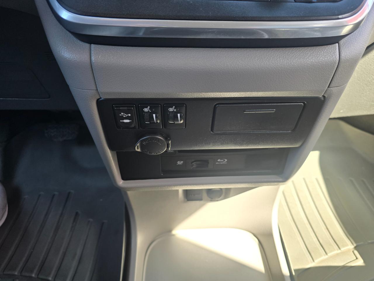 Toyota Sienna 5dr 8-Pass Van XLE FWD (Natl) 2016