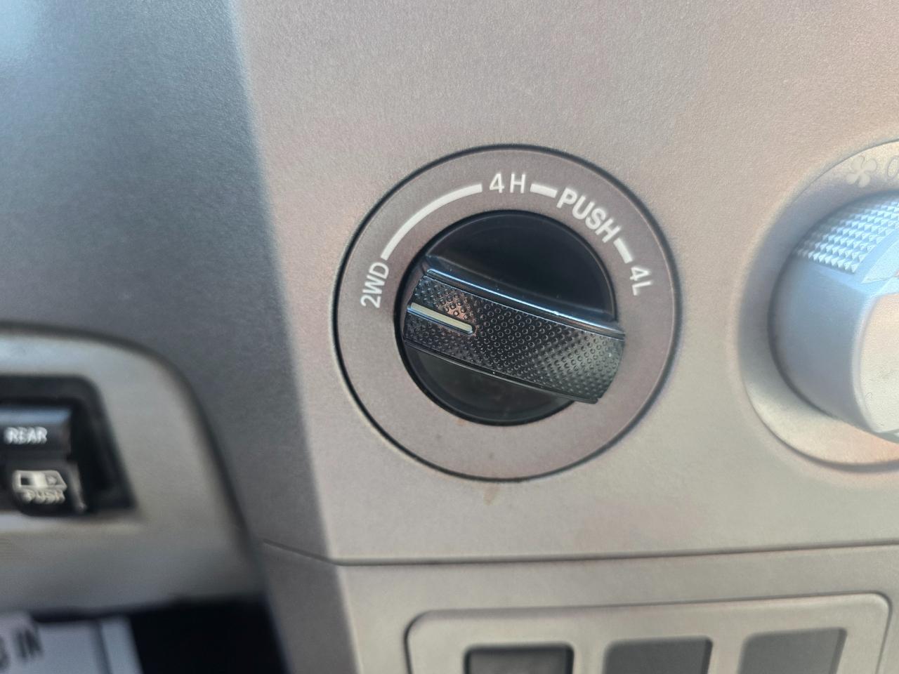 Toyota Tundra 4WD Truck Double Cab 4.6L V8 6-Spd AT (Natl) 2013