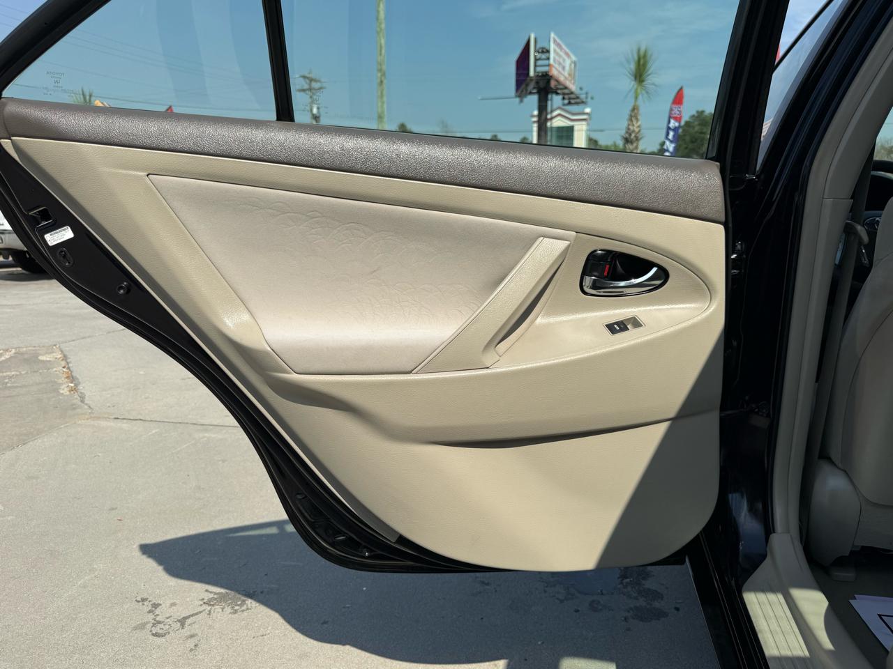 Toyota Camry 4dr Sdn LE Auto 2011