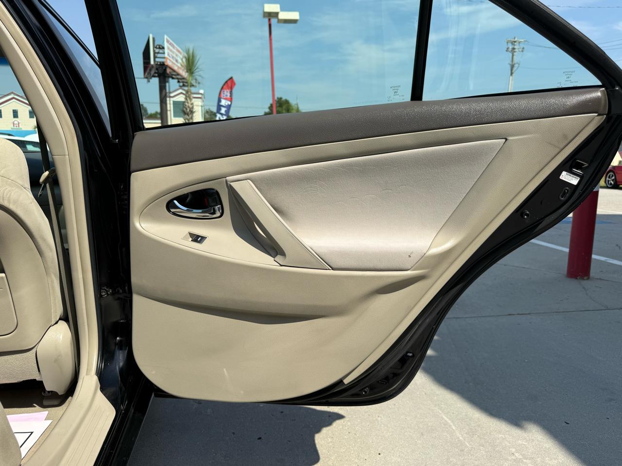 Toyota Camry 4dr Sdn LE Auto 2011