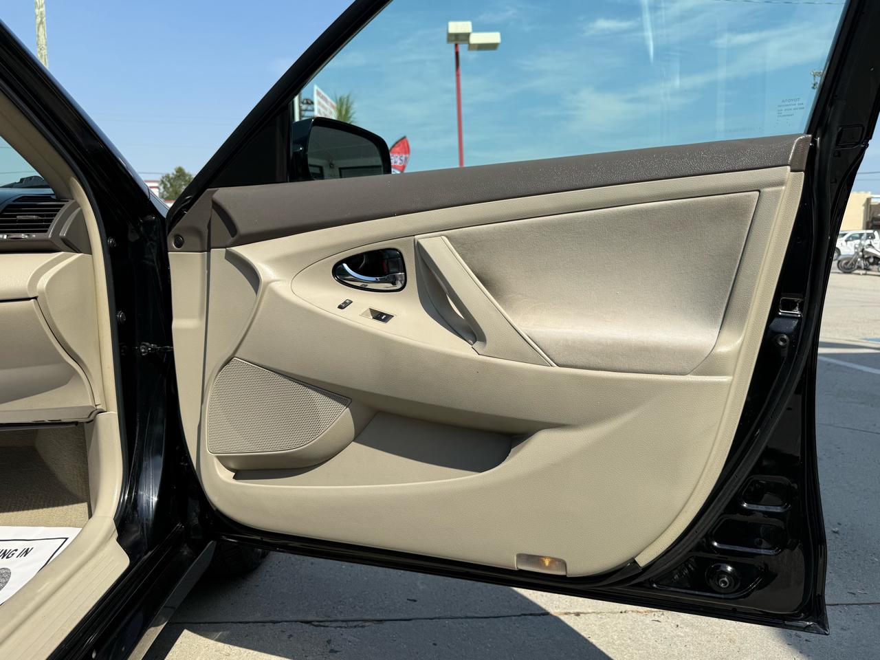 Toyota Camry 4dr Sdn LE Auto 2011