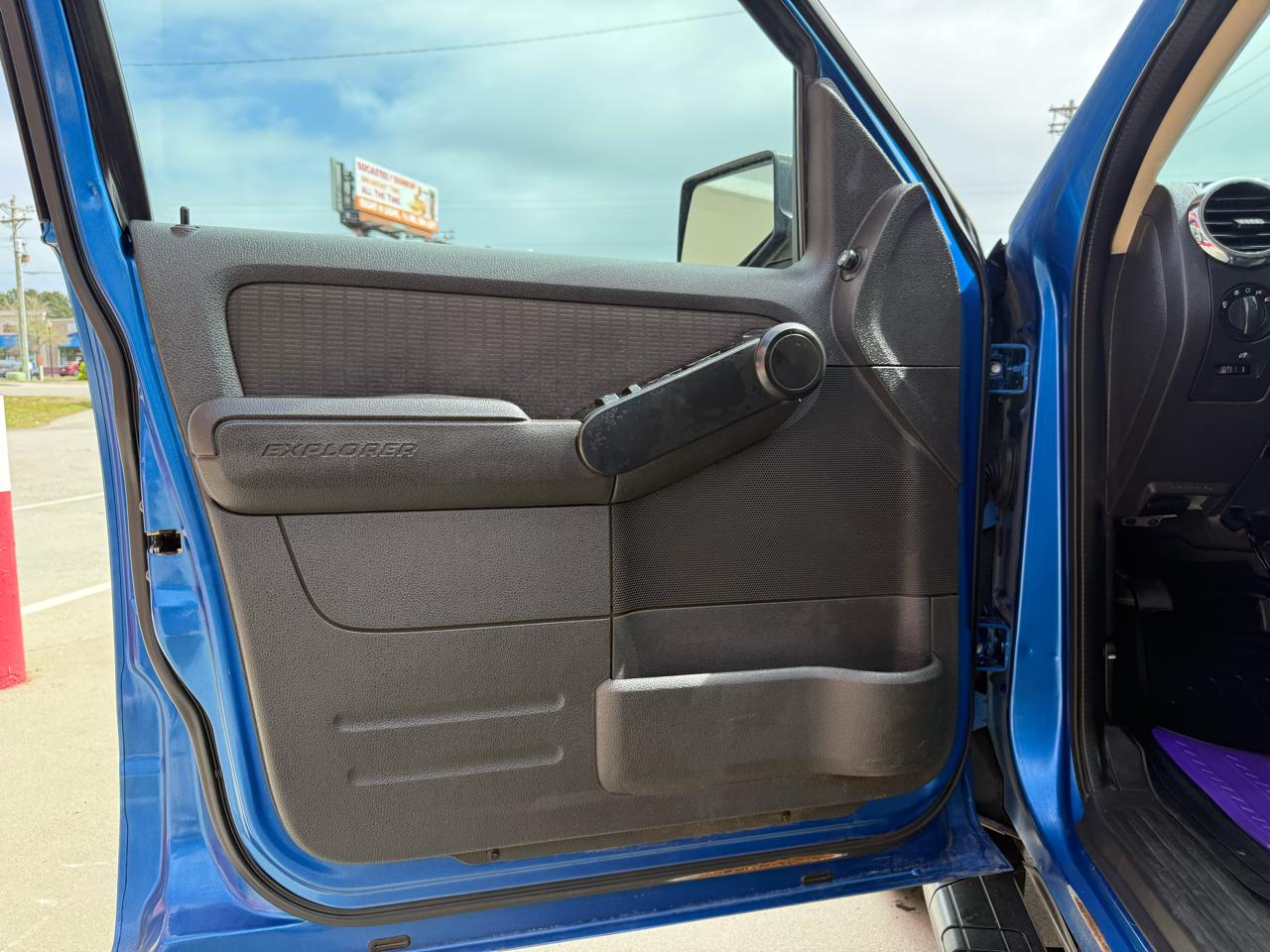 Ford Explorer Sport Trac RWD 4dr XLT 2010