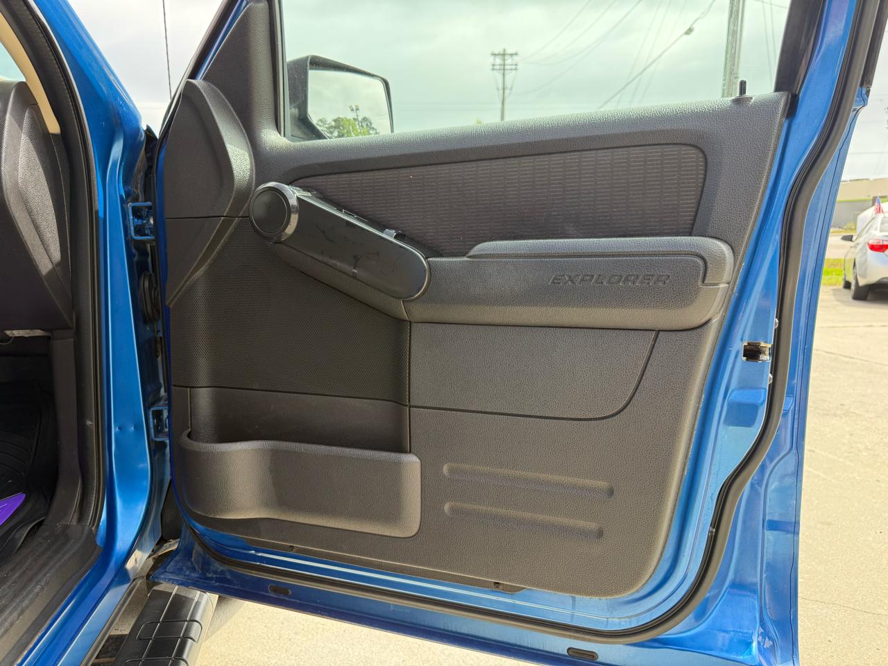 Ford Explorer Sport Trac RWD 4dr XLT 2010