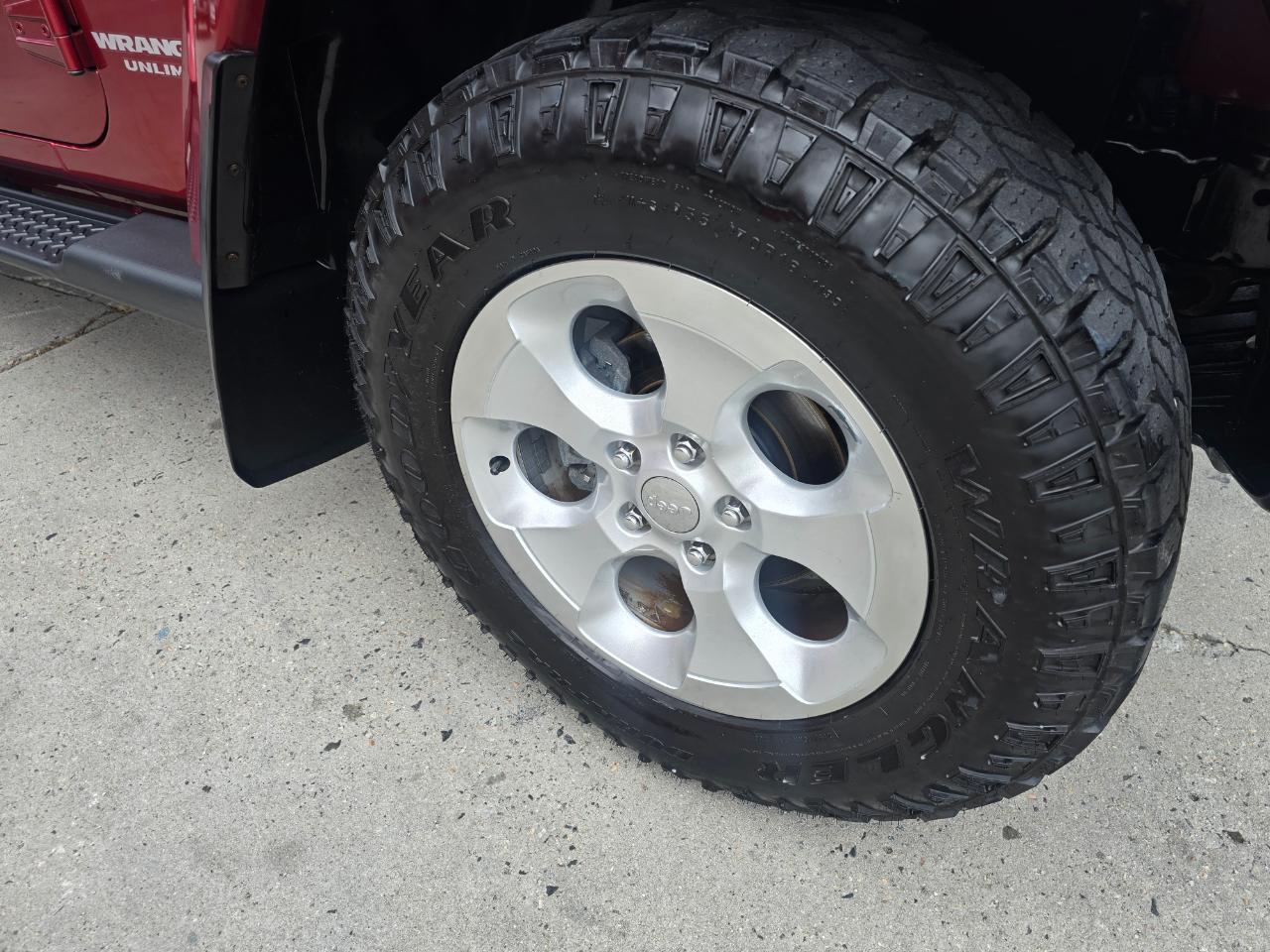 Jeep Wrangler Unlimited 4WD 4dr Sahara 2013