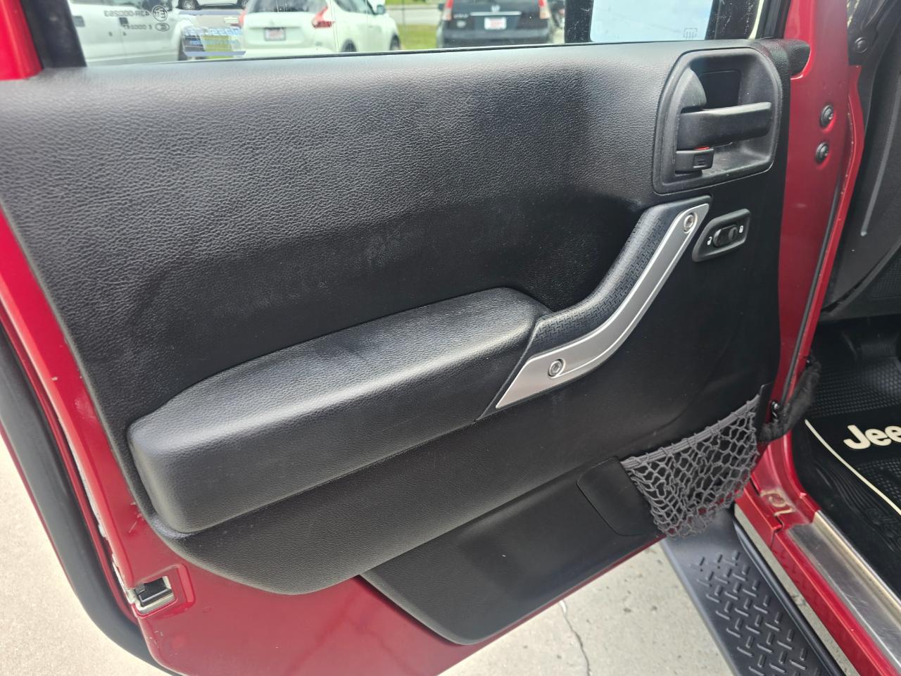 Jeep Wrangler Unlimited 4WD 4dr Sahara 2013