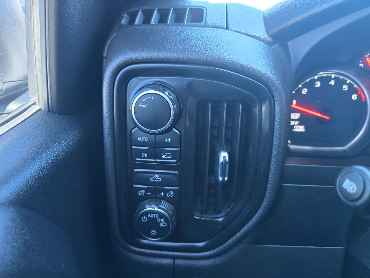 Chevrolet Silverado 1500 4WD Crew Cab 147" Custom 2022