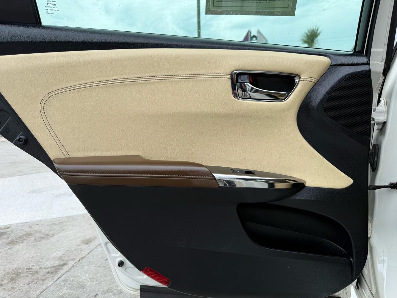 Toyota Avalon 4dr Sdn XLE (Natl) 2013