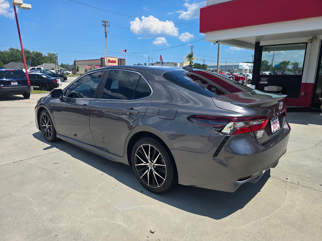 Toyota Camry SE Auto (Natl) 2021