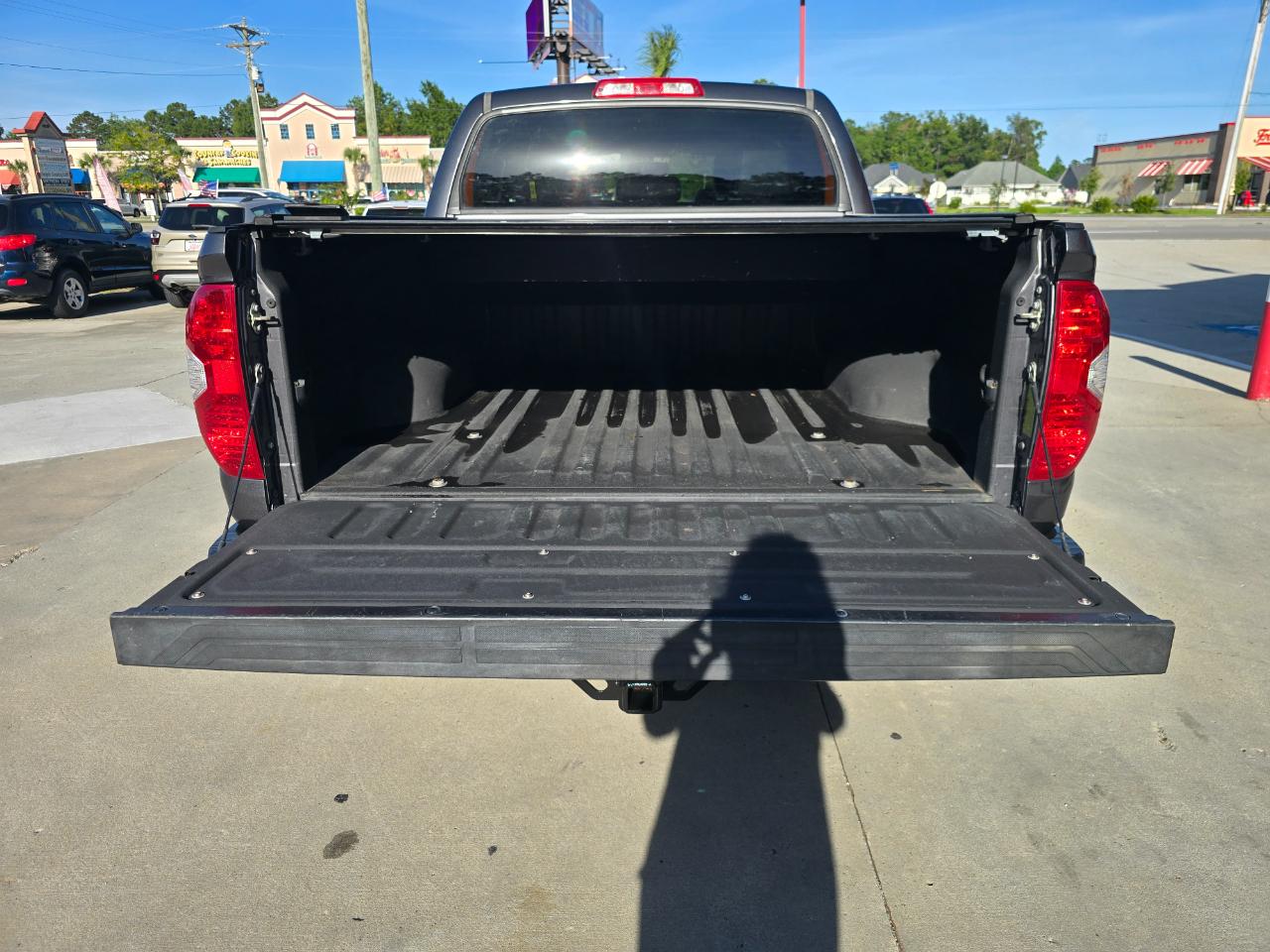 Toyota Tundra 2WD Limited CrewMax 5.5' Bed 5.7L FFV (Natl) 2017
