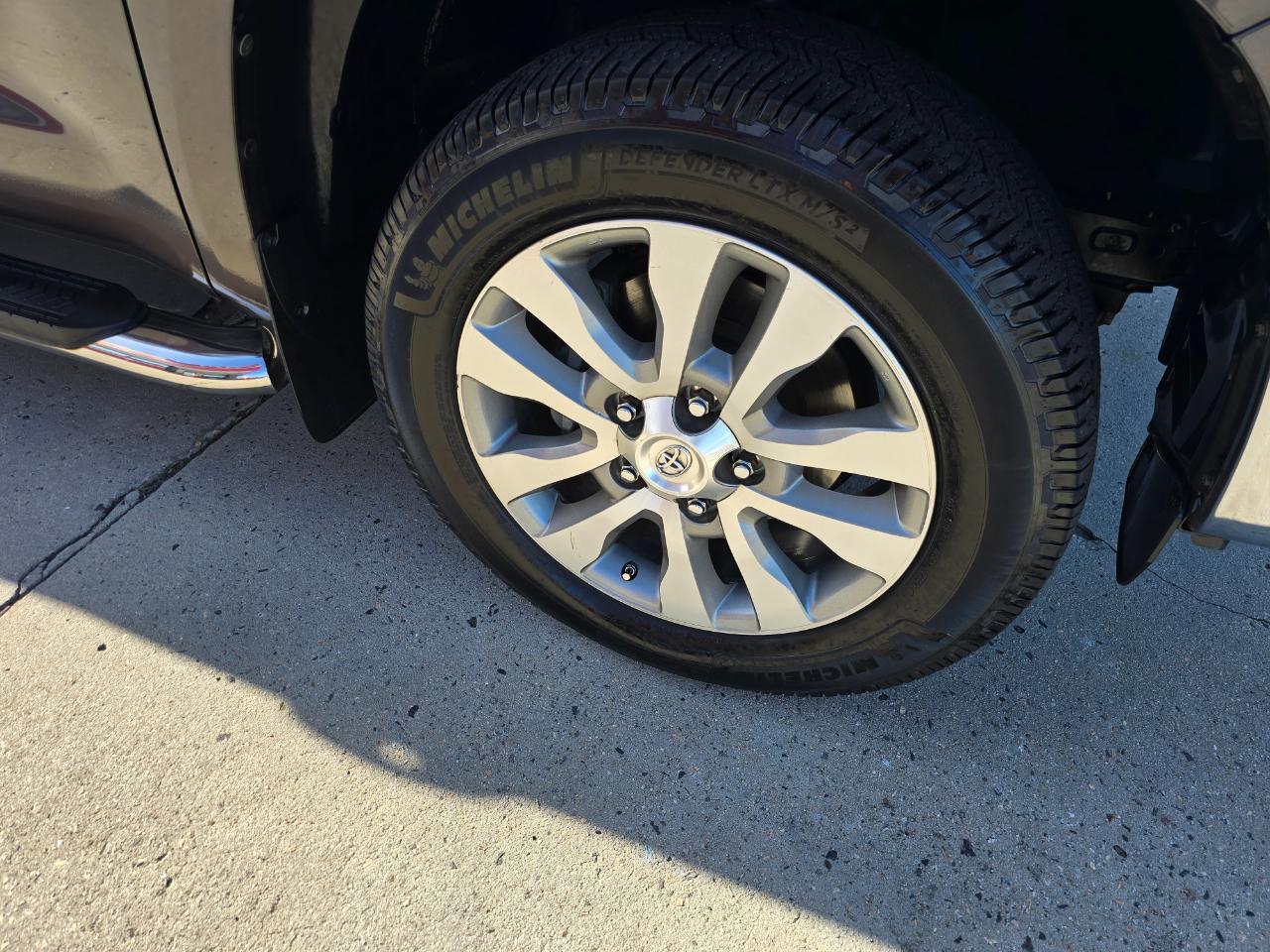 Toyota Tundra 2WD Limited CrewMax 5.5' Bed 5.7L FFV (Natl) 2017