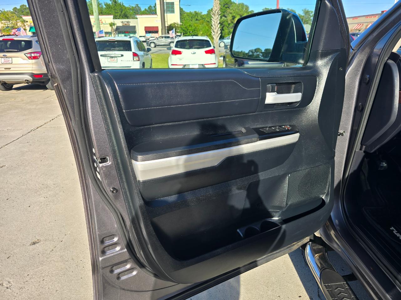 Toyota Tundra 2WD Limited CrewMax 5.5' Bed 5.7L FFV (Natl) 2017